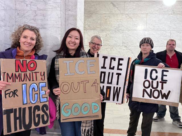 미니애폴리스 시청사에서 열린 기자회견에 앞서 만난 케이트 슈리그(48·사진 맨 왼쪽)는 "대낮에 무고한 시민을 죽였는데 정작 범죄자는 감옥에 가지 않았다. 연방정부가 무장하고 정의의 이름으로 테러를 자행하는 데 분노가 치밀어 거리로 뛰어나올 수밖에 없었다"고 분개했다. 미니애폴리스=박지연 특파원