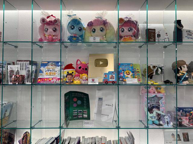 한국 애니메이션·캐릭터 제작사 SAMG의 인기 캐릭터 '캐치!티니핑'(맨 위) 등 한국 콘텐츠 캐릭터 상품들이 7일 일본 도쿄 미나토구에 위치한 한국콘텐츠진흥원 CKL 도쿄 사무실에 비치돼 있다. 도쿄=류호 특파원