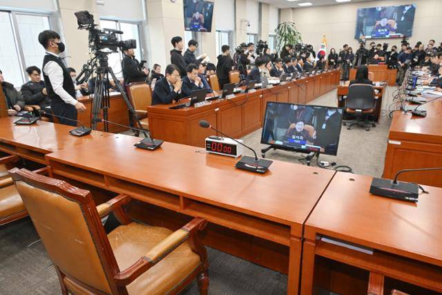 19일 국회에서 열린 재정경제기획위원회 전체회의에서 이혜훈 장관 후보자 인사청문회 개최 여부를 두고 합의가 이뤄지지 않아 이 후보자의 자리가 비어있다. 민경석 기자