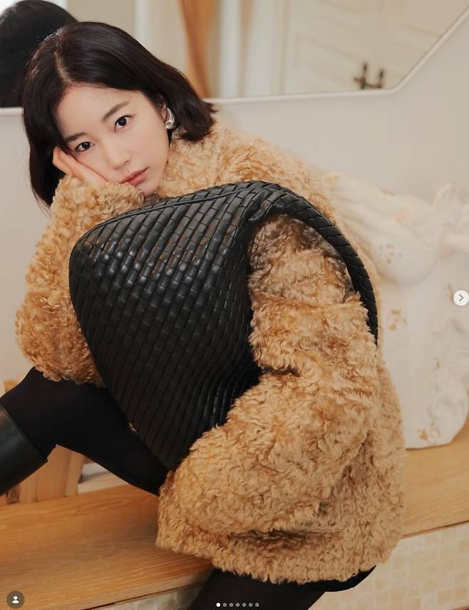 페이크퍼 아우터를 착용한 기은세. 기은세 SNS