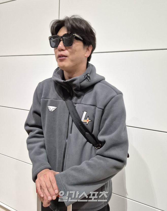 19일 미국 스프링캠프 출국에 앞서 취재진과 인터뷰하는 김광현. 인천=배중현 기자