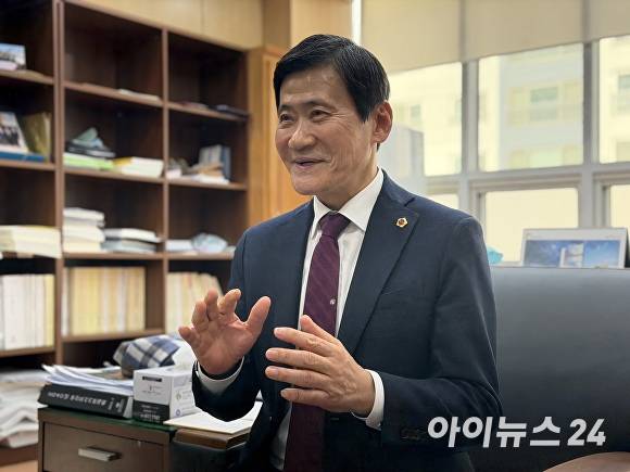 박종율 부산광역시의원이 19일 아이뉴스24와 인터뷰를 진행하고 있다. [사진=정예진 기자]