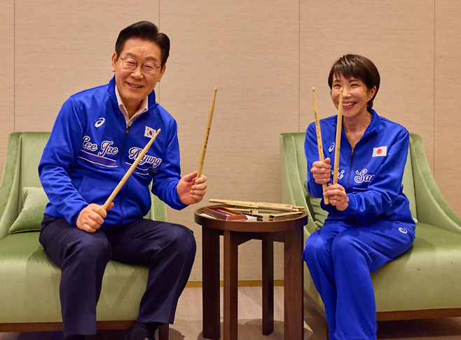 이재명 대통령과 다카이치 사나에(오른쪽) 일본 총리