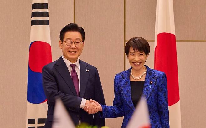 이재명 대통령과 다카이치 사나에 일본 총리가 지난 13일 일본 나라현에서 열린 한일 정상회담장에서 확대 회담에 앞서 악수하고 있다. (대통령실)
