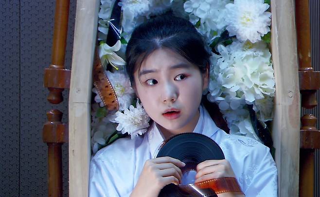 옴니버스 영화 ‘당신이 영화를 그만두면...’ 속 한 장면. 주인공 오영화(김세원)가 뚜껑 열린 관 안에서 눈을 뜨고 있다. [사진 CJ ENM]