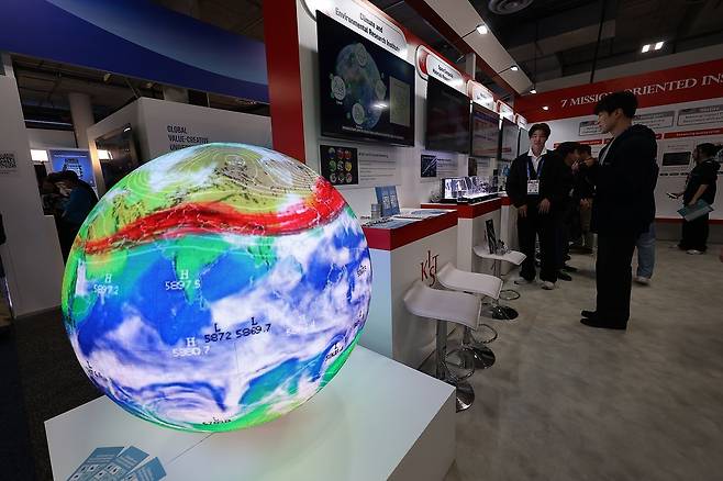 2025 소비자가전전시회(CES)에 참여한 한국과학기술연구원(KIST) 부스에 지구 모형이 놓여져 있다. [연합뉴스]
