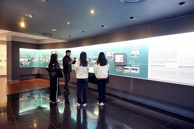 소중 학생기자단이 안중근의사기념관에서 안중근 의사가 태어나고 성장한 시기 국내외 정세에 대해 살폈다.