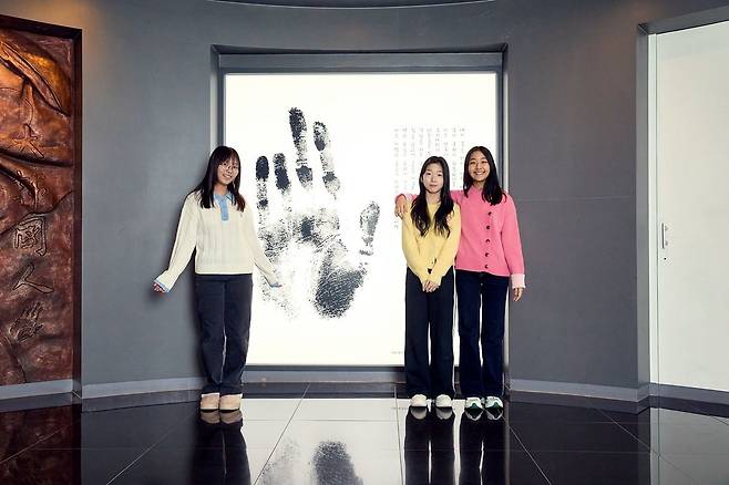 정하은 학생기자·황지인 학생모델·김민영 학생기자가 안중근 의사의 생애와 사상을 알아봤다.