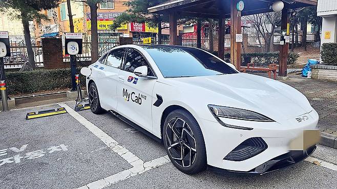 19년차 개인택시 기사 이광재씨는 지난해 8월 중국 자동차 브랜드 비야디(BYD)의 중형 전기 세단 '씰'을 출고해 택시로 운행 중이다. 이수정 기자