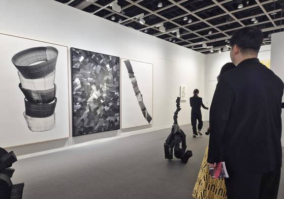지난해 3월 아트 바젤 홍콩 조현화랑 부스에 전시된 이배의 작품. 홍콩=연합뉴스