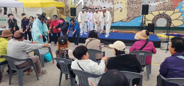 ▲ 고성어로요보존회가 고성명태축제장에서 시연을 하며 주민들과 함께 즐거운 옛 추억 여행에 빠져들었다.