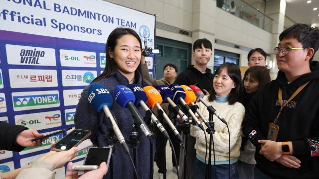 오늘(19일) 인천국제공항을 통해 입국한 안세영이 소감을 밝히고 있다. (사진 출처 : 연합뉴스)