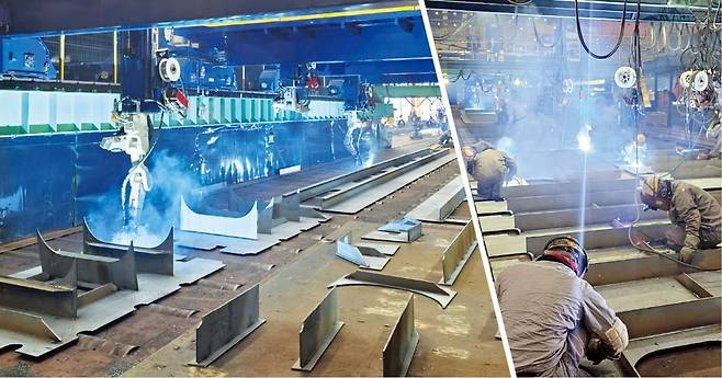 지난 9일 삼성중공업 경남 거제조선소 2야드 선각 공장에 설치된 로봇팔이 10여 개의 철판을 이어 붙이고 있다. 바로 옆 작업장에서 직원 20여 명이 용접을 하고 있다.  김우섭 기자