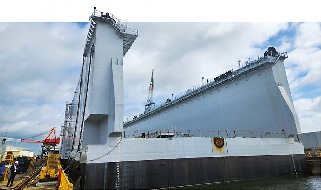 지난달 1일 미국 플로리다주 탬파의 에디슨슈에스트오프쇼어(ECO) 조선소에서 방산업체에 납품할 플로팅 독(부유식 선박건조장) 마무리 작업이 한창이다. ECO는 HD현대와 함께 이 조선소를 중대형 컨테이너선 등을 건조하는 곳으로 바꾼다.  탬파=김우섭 기자