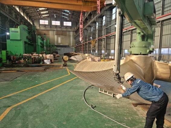 신라금속 직원들이 9일 부산 송정동 본사 공장에서 선박용 프로펠러 연마작업을 하고 있다. / 박진우 기자