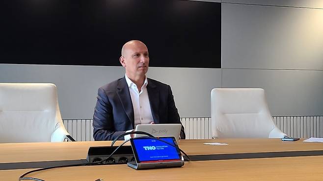 차크 친아소이 TNO CEO가 한국경제신문과 인터뷰를 하고 있다. / 덴하그=강경주 기자