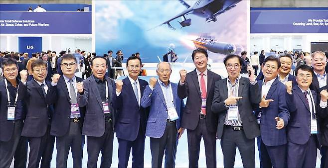 ADEX 2025에 마련된 LIG넥스원 부스에서 LIG넥스원과 주요 협력사 모임인 ‘A1 Society’ 관계자들이 기념 촬영을 하고 있다.  LIG넥스원 제공