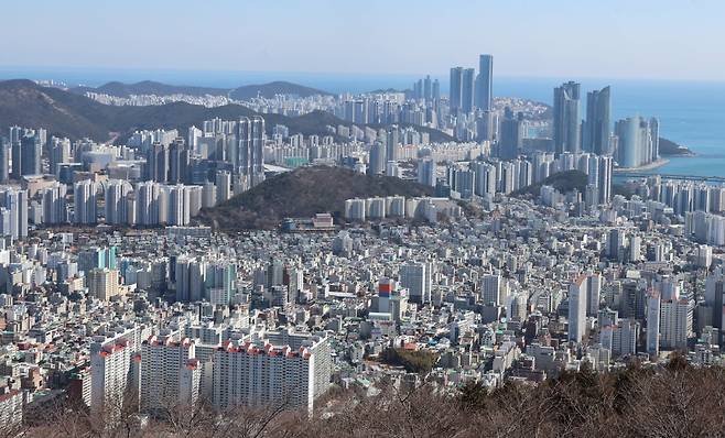 부산 수영구와 해운대구 일대 아파트와 고층빌딩 모습. 사진=연합뉴스