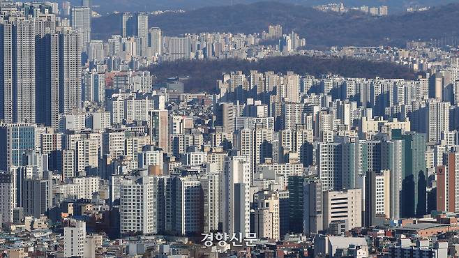 이달 1일 서울 중구 남산타워에서 바라본 서울 시내 아파트 단지의 모습. 정효진 기자
