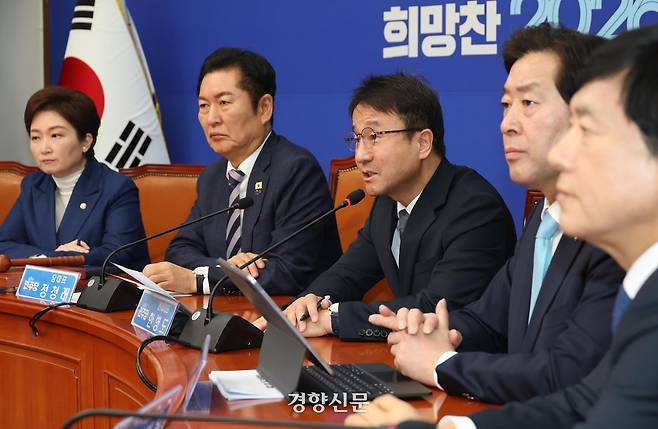 한병도 더불어민주당 원내대표(가운데)가 19일 국회 당대표 회의실에서 열린 최고위원회의에서 발언하고 있다. 권도현 기자