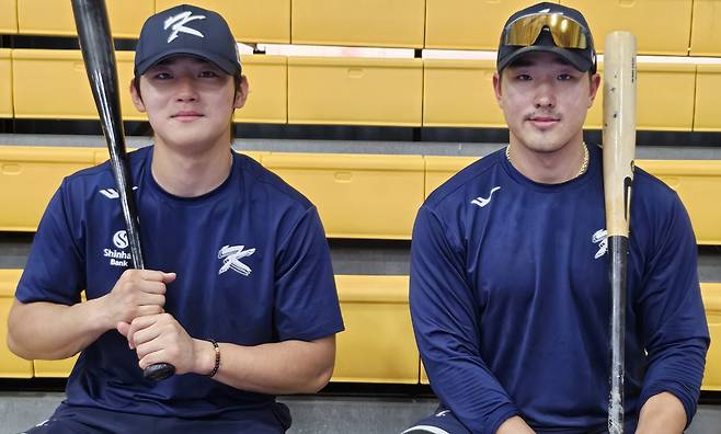 “이제 증명할 시간” 한국 야구의 새 ‘중심’으로 기대받는 2003년생 동기 김도영(왼쪽)과 안현민이 지난 16일 사이판 올레아이 구장에서 진행 중인 월드베이스볼클래식(WBC) 야구 대표팀 훈련을 마치고 인터뷰하고 있다.  사이판 | 심진용 기자