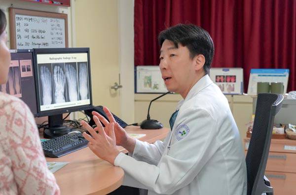 가 환자를 진료하고 있다.  양산부산대병원 제공