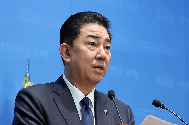 Rep. Kim Byung-kee of the ruling Democratic Party of Korea speaks at the National Assembly on Monday. (Yonhap)