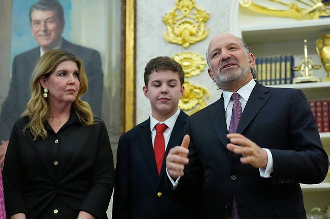 Commerce Secretary Howard Lutnick speaks during an event with President Donald Trump in the Oval Office of the White House on Jan. 14 in Washington. [AP/YONHAP]
