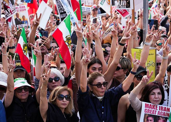 People protest outside of Los Angeles City Hall in support of nationwide protests in Iran, Los Angeles on Jan. 18. [REUTERS]