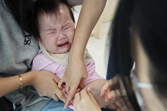 A baby receives an influenza immunization shot at a pediatric clinic in northern Seoul in October last year. [YONHAP]