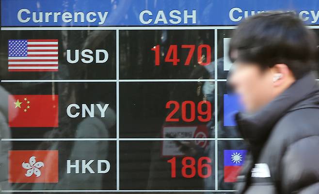 Exchange rates for the won against the U.S. dollar, Chinese yuan and Hong Kong dollar are displayed on a screen at a currency exchange in Myeongdong, central Seoul, on Jan. 13. [NEWS1]