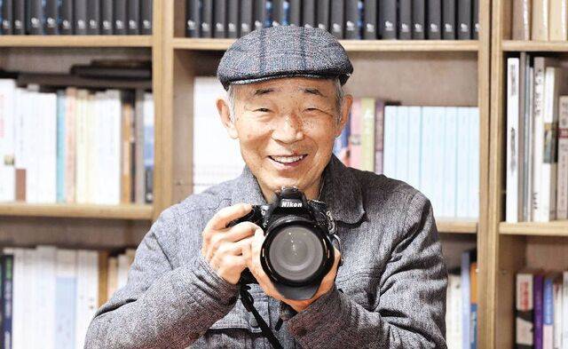 수문출판사 이수용 대표는 늘 카메라와 함께한다. 정선신문 시니어기자로 활동하는 이 대표는 동강 지역 곳곳을 돌며 사진을 찍고 글을 쓰고 있다. 출판한 책의 표지 사진을 위해 설악산과 대관령을 누비기도 했다. 권현구 기자
