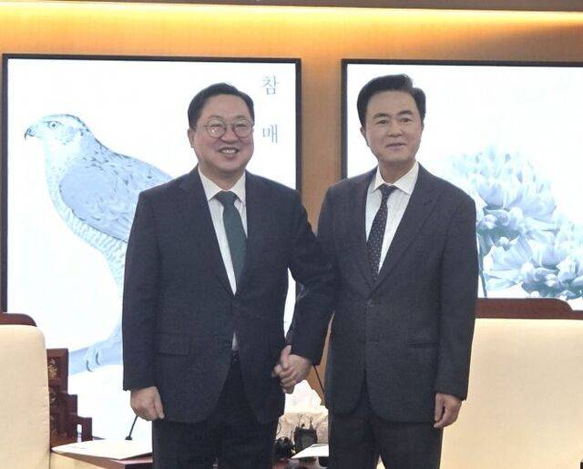 이장우(왼쪽) 대전시장과 김태흠 충남지사가 지난해 12월 24일 충남도청에서 만나 악수하고 있다. 이들은 이날 대전·충남 행정통합에 관한 논의를 진행했다. 연합뉴스