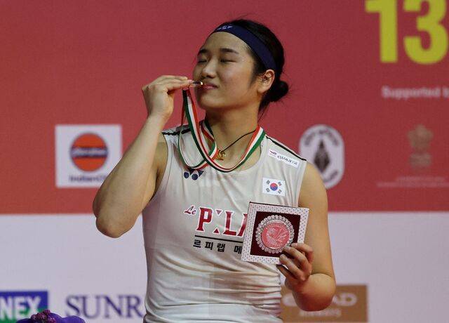 안세영이 18일(한국시간) 인도 뉴델리에서 열린 인도오픈 여자단식 결승에서 우승한 뒤 금메달에 입을 맞추고 있다. 로이터연합뉴스