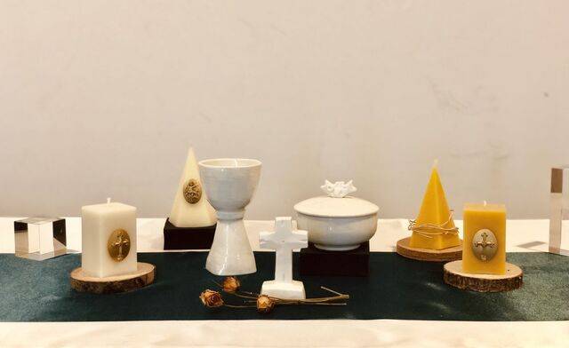 이화여자대학교회가 생화 대신 다회용 천과 친환경 팜유 초 등을 활용해 만든 강단 장식 모습.  이화여자대학교회 제공