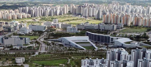 내포신도시와 충남도청사. 충남도 제공
