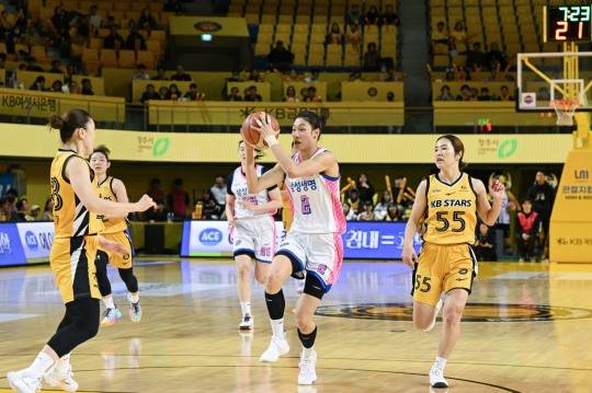 공을 잡은 이해란. 사진[연합뉴스]