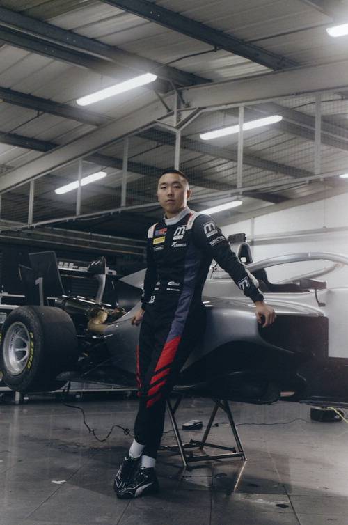 올해 한국 선수 최초로 F3 정규 멤버로 활약하는 신우현이 2030년 F1 입성에 대한 각오를 전하며 차량 앞에서 포즈를 취하고 있다. 신우현