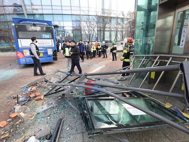 지난 16일 서울 서대문구 서대문역 사거리에서 704번 시내버스가 인근 건물로 돌진해 13명이 다치는 사고가 발생했다. 경찰은 차량 결함 여부 등 구체적인 사고 원인을 파악하기 위해 국립과학수사연구원에 감정을 의뢰하는 등 관련 수사를 이어갈 방침이다. [연합뉴스]
