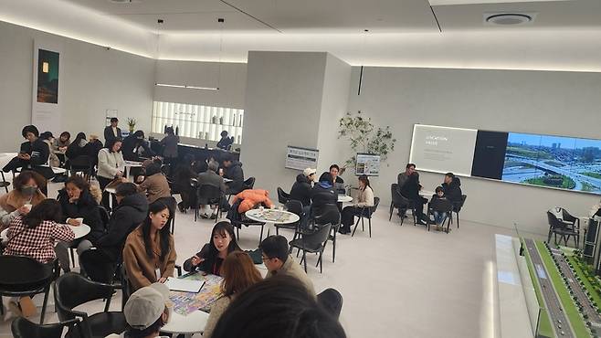지난해 11월 경기 평택시 ‘브레인시티 푸르지오’ 견본주택에 방문객이 몰려 상담을 받고 있다. 브레인시티 푸르지오