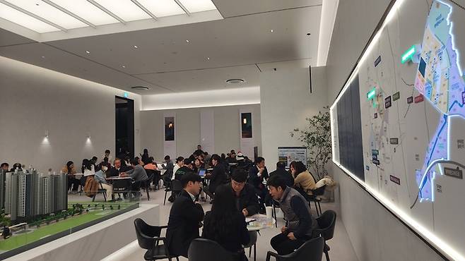 지난해 11월 경기 평택시 ‘브레인시티 푸르지오’ 견본주택에 방문객이 몰려 상담을 받고 있다. 브레인시티 푸르지오