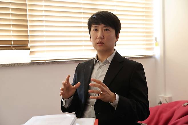 김동우 KAIST 인공지능(AI) 철학 연구센터장이 매일경제 인터뷰에서 AI 시대에 철학이 중요하는 이유를 설명하고 있다. [사진=KAIST]
