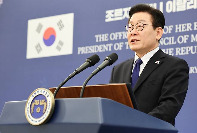 이재명 대통령이 19일 청와대에서 조르자 멜로니 이탈리아 총리와 정상회담 후 공동언론발표를 하고 있다. [연합뉴스]