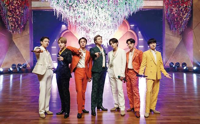 지난 2021년 한국 가수 최초로 미 그래미 어워즈에서 단독 무대를 펼친 하이브 소속 그룹 방탄소년단(BTS). BTS는 올 상반기 완전체 활동을 예고했다. (하이브 제공)