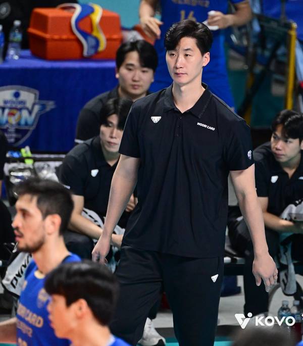 이날 박철우 우리카드 대행은 삼성화재 시절 팀 동료 레오를 상대 선수로 만났다. 사진 제공= KOVO