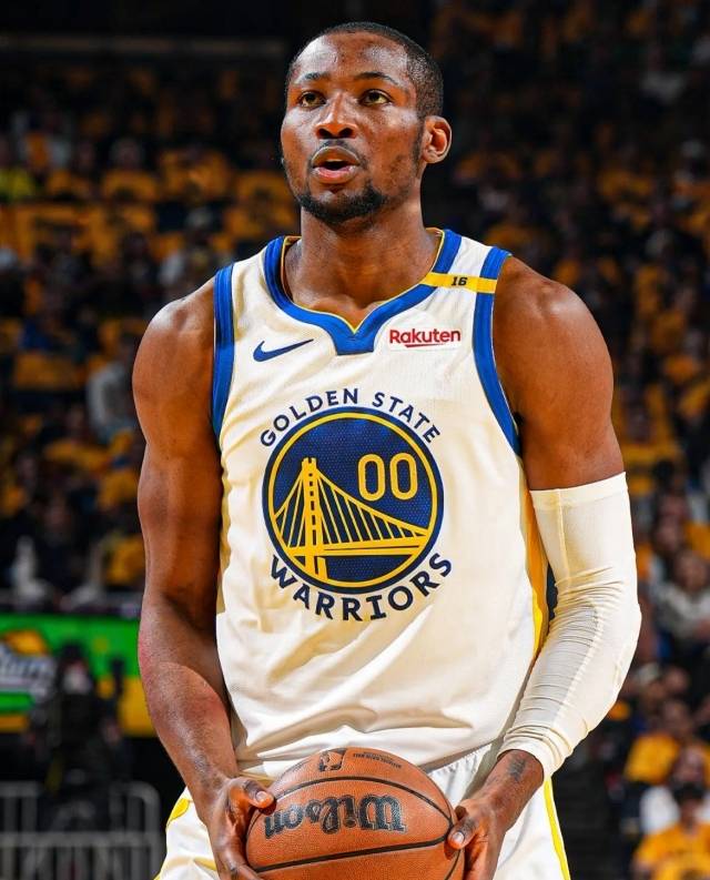 쿠밍가는 2021 NBA 신인 드래프트 전체 7순위로 지명, 그동안 골든스테이트의 미래로 평가받았다. 그러나 2025-26시즌에는 18경기 출전, 평균 11.8점 6.2리바운드 2.6어시스트를 기록 중이다. 심지어 12월 중순 이후 지금까지 출전하지 못하고 있다. 사진=X