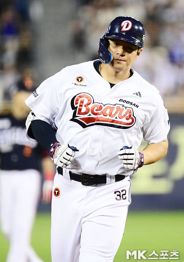 2025년 7월 24일 오후 서울 잠실구장에서 ‘2025 신한 SOL뱅크 KBO 리그’ 한화 이글스와 두산 베어스 경기가 열렸다. 7회말 1사 1루에서 두산 김재환이 역전 투런홈런을 친 후 그라운드를 돌고 있다. 이번 홈런으로 김재환은 10시즌 연속 두자릿수 홈런을 기록했다. 사진=김영구 기자