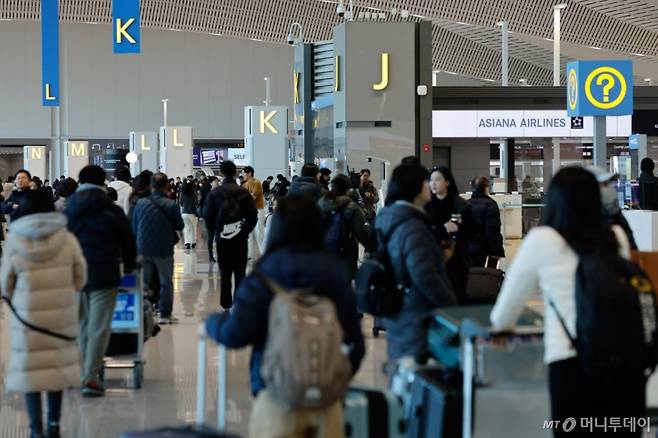 [인천공항=뉴시스] 박주성 기자 = 아시아나항공이 인천국제공항 제2터미널로 이전을 완료한 14일 인천공항 2터미널 아시아나 카운터 앞에 승객들이 지나고 있다. (공동취재). 2026.01.14. photo@newsis.com /사진=