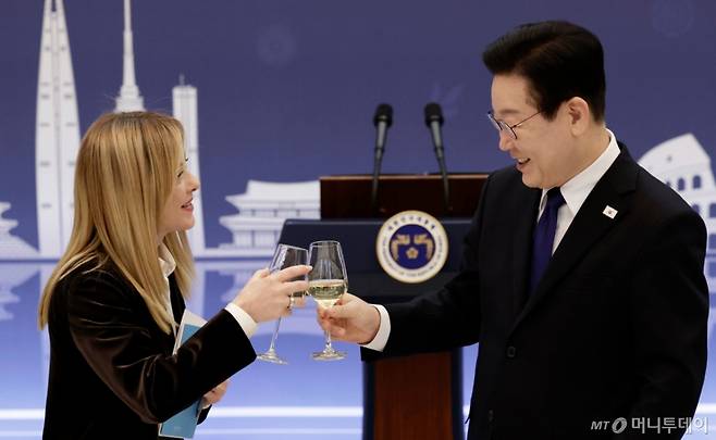(서울=뉴스1) 이재명 기자 = 이재명 대통령과 조르자 멜로니 이탈리아 총리가 19일 청와대에서 열린 공식 오찬에서 건배하고 있다. 2026.1.19/뉴스1  Copyright (C) 뉴스1. All rights reserved. 무단 전재 및 재배포,  AI학습 이용 금지. /사진=(서울=뉴스1) 이재명 기자