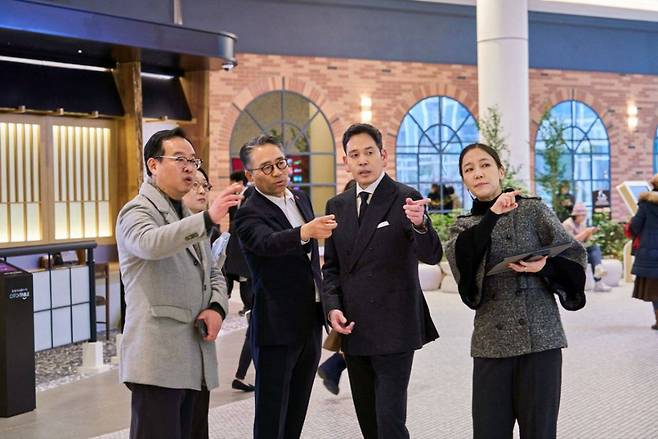 정용진 신세계그룹 회장이 16일 스타필드 빌리지 운정 4층에서 개장을 앞둔 아트 체험 놀이 공간 '크레욜라 익스피리언스'에 대해 관계자(왼쪽 첫 번째)로부터 설명을 듣고 있다.